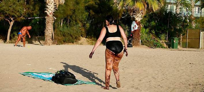 Τι αποκάλυψε η γυναίκα που γέμισε πίσσα στο Παλαιό Φάληρο – Γιατί βούτηξε παρά τις προειδοποιήσεις (εικόνα)